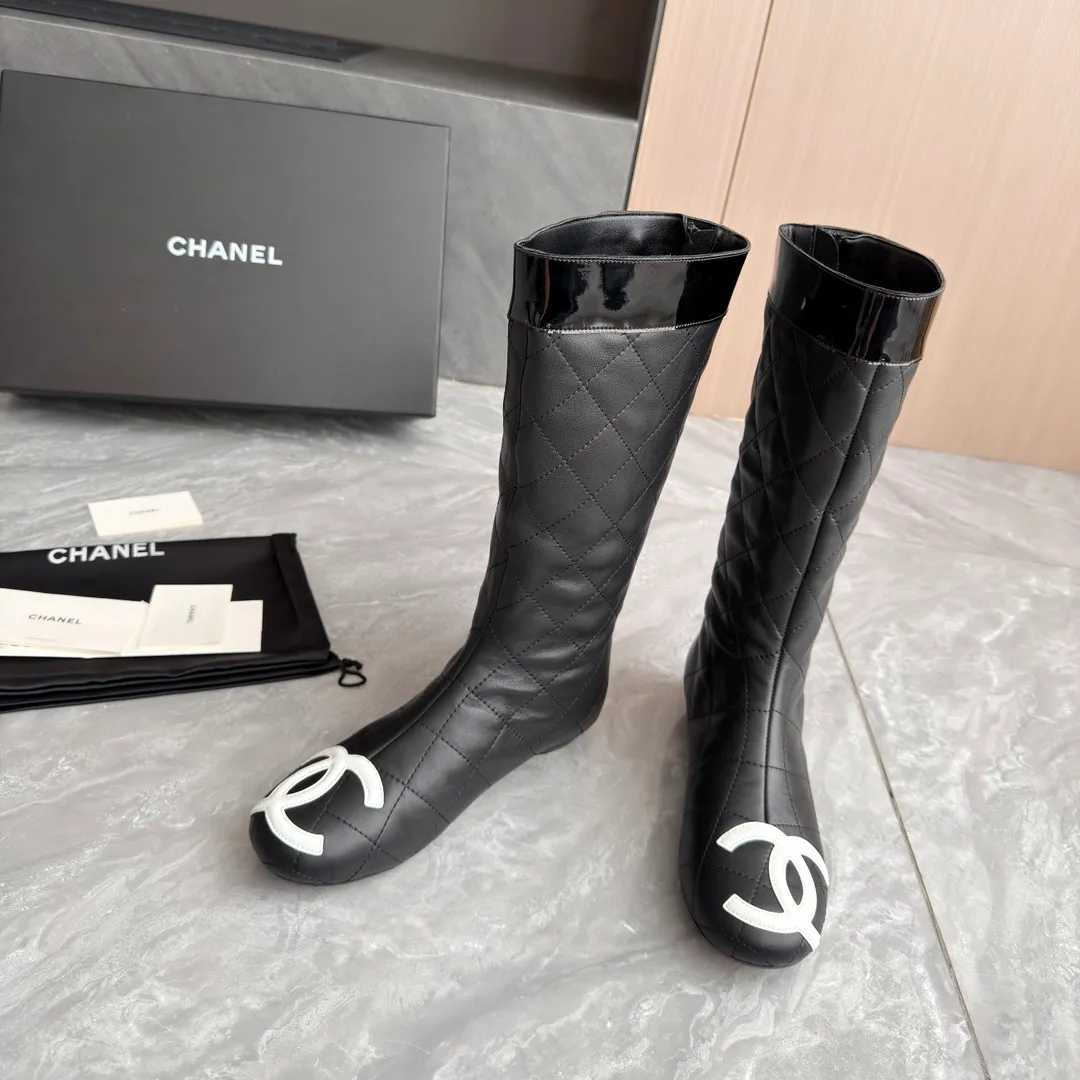 👟👟Ex-factory price 1040👟👟 High version of Chanel CHANEL, 🌞🌞🌞The latest boots from Xiaoxiang 2025 autumn and winter counter, a must-have item for this autumn and winter! ! Ms. Chanel loves simple yet irresistible combinations to show her unique style. Mix and match freely to shine⚡Follow Grandma’s fashion steps! ! ! The top-notch craftsmanship and texture are perfectly presented. No matter any details, you can compare them with the counters. The best quality products can be entered and exited from the counters at will! ! ❶Material: imported cowhide ❷Inner lining: sheepskin lining ❸Feet: sheepskin lining ❹Outsole: original molded sole ❺Heel height: 2 cm ❻Boot shaft height: 13 inches ❼Number: 35-40 (40 and 41 are customized and cannot be returned)